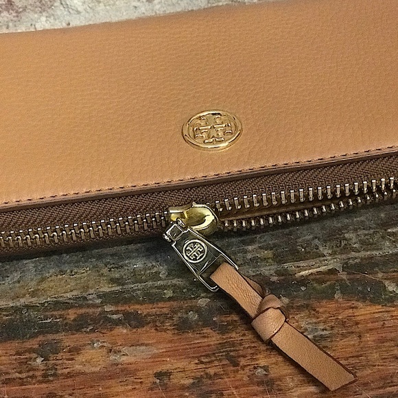 Tory Burch Robinson Zip Continental Wallet - Picture 3 of 5